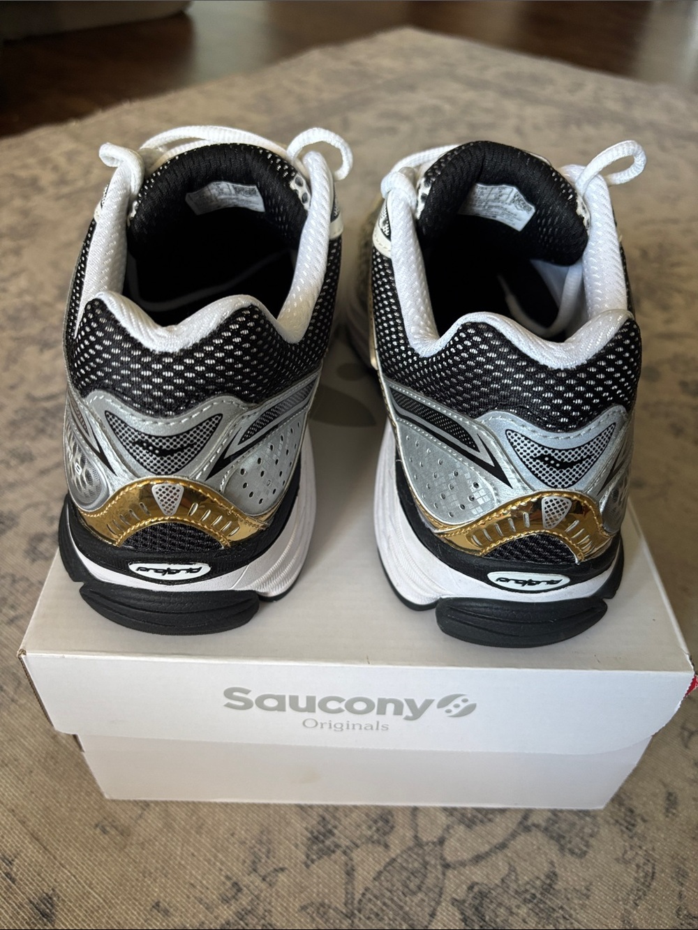 Saucony Men’s Progrid Omni 9 Retro Running Shoes - size 10 - Silver/Gold - Picture 5 of 7